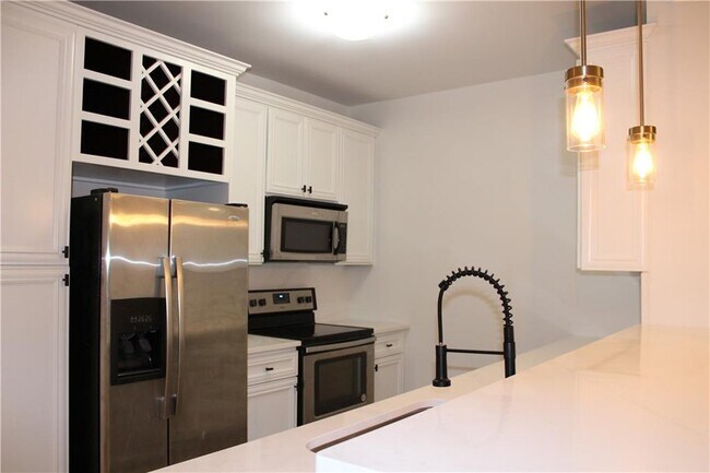 Primary Photo - 901 Abernathy Rd NE