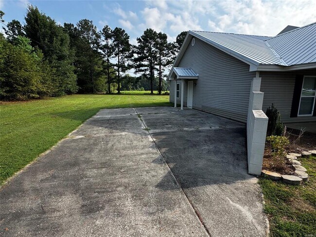Building Photo - 605 Blackberry Rd
