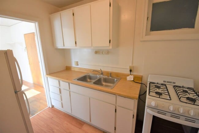 Building Photo - Summer 2026 Prelease! 1 Bedroom Apartment on the Hill