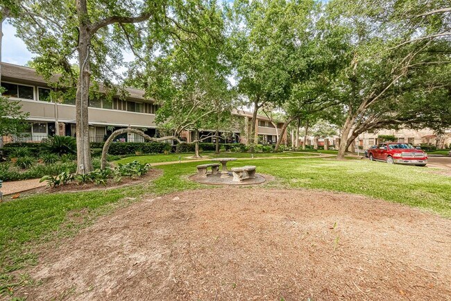 Building Photo - 642 S Ripple Creek Dr