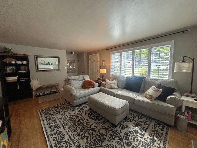 Building Photo - Beautiful 4 Bedroom Home In Mt. Lebanon!