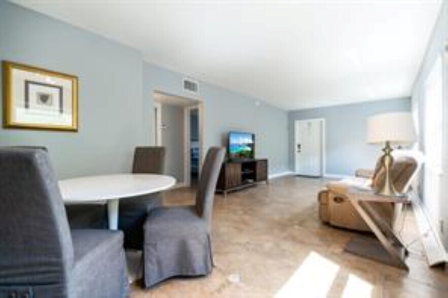 Building Photo - 2607 NE 8th Ave