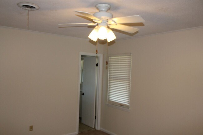 Building Photo - 3 Bedroom 2 Bath W/ Garage Hephzibah!