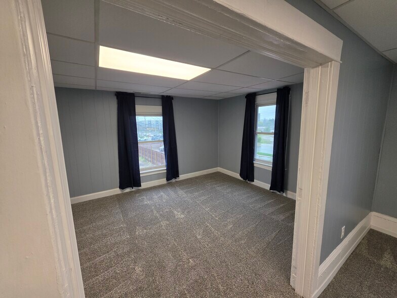 Living - 607 Manchester St