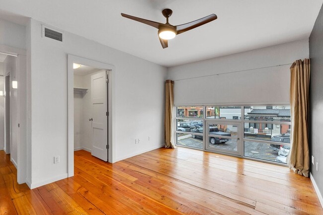 Building Photo - Modern 2 Bed / 2.5 Bath Condo with Office ...