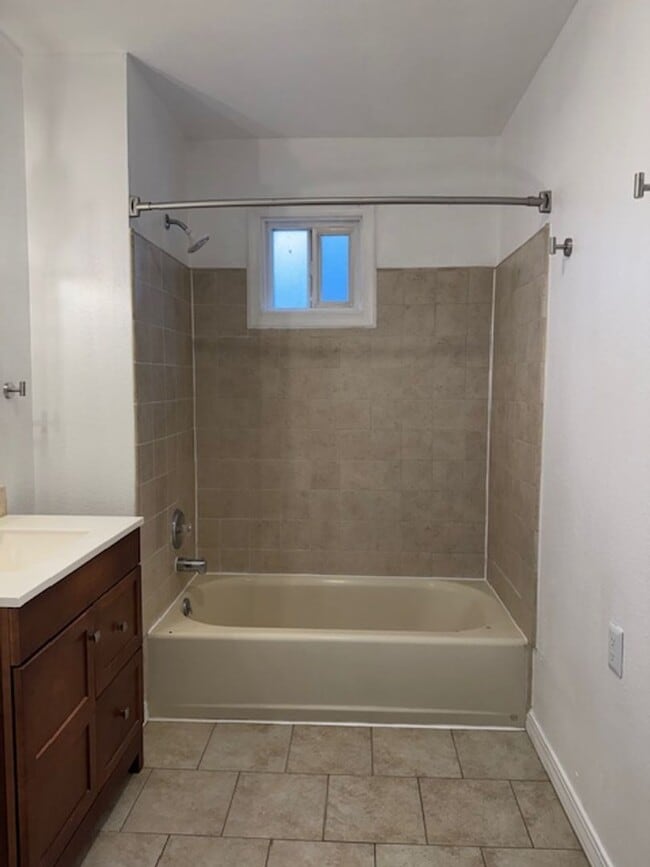 Building Photo - Quiet neighborhood!!