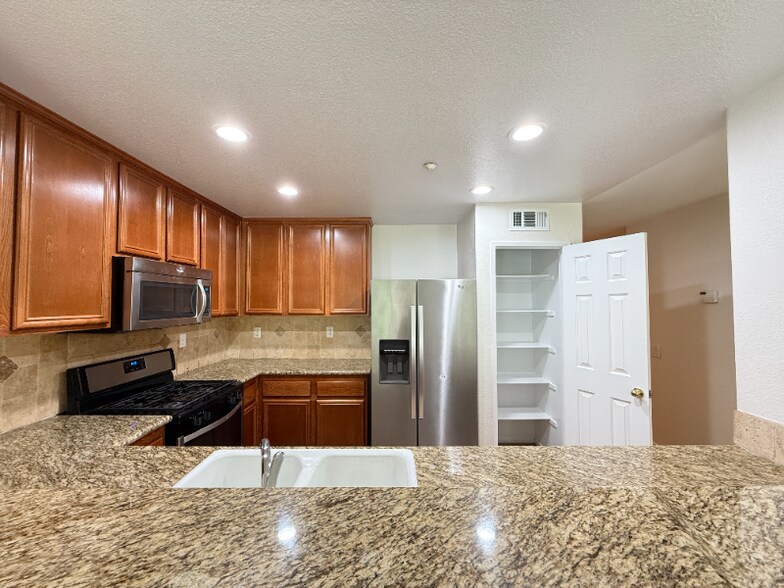 Building Photo - 25858 Iris Ave