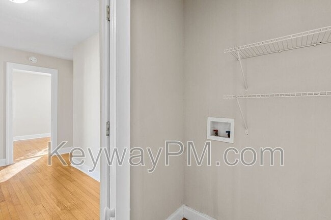 Building Photo - 2085 Heckle St