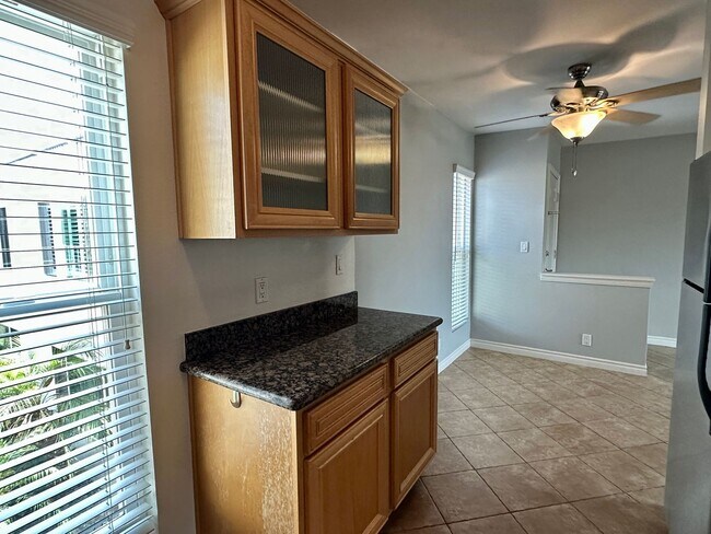 Building Photo - Beautiful Pacific Beach Condo Walking Distance To Beach and Bay