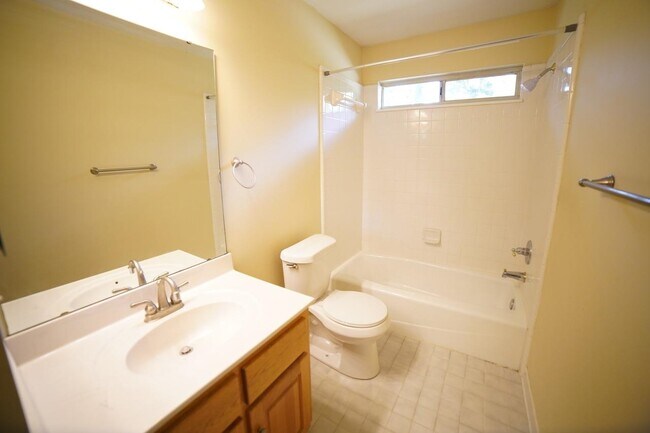 Building Photo - 352 Meadow Ridge Dr