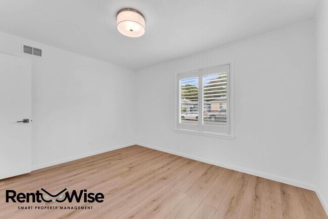 Building Photo - 110 Cuesta Dr
