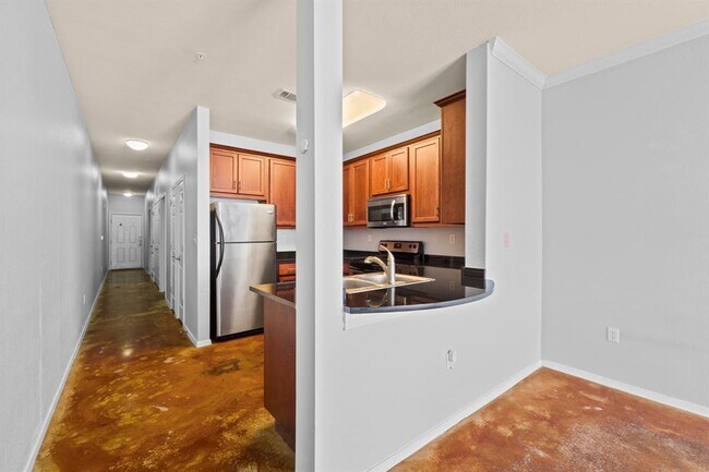 Building Photo - 910 W 25th St