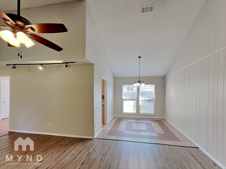 Building Photo - 605 Pyramid Dr