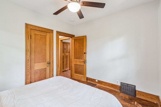 Building Photo - Cute 4 Bedroom 2 Bath Bungalow with a fenc...