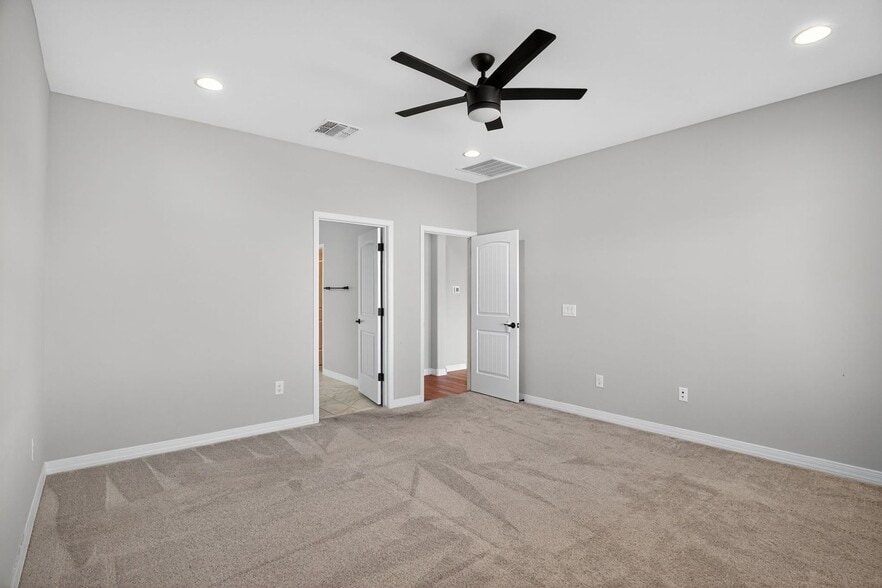 Building Photo - 13861 E Red Oaks Dr