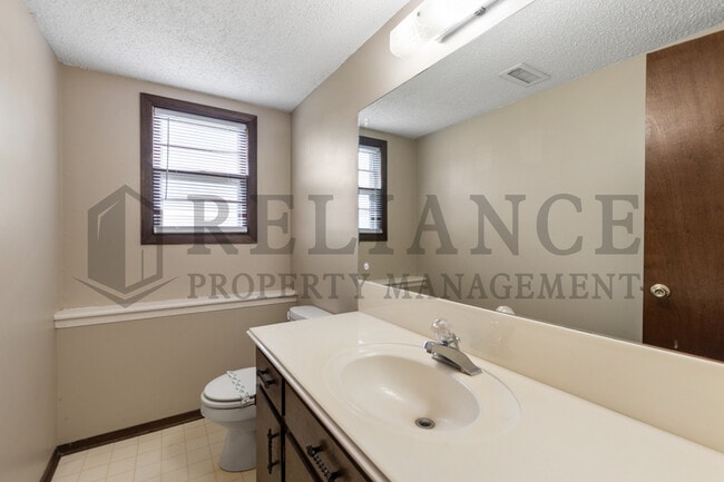 Building Photo - 2241 S White Oak Dr