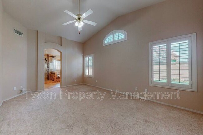 Building Photo - 10420 Calle Hermosa Ct NW