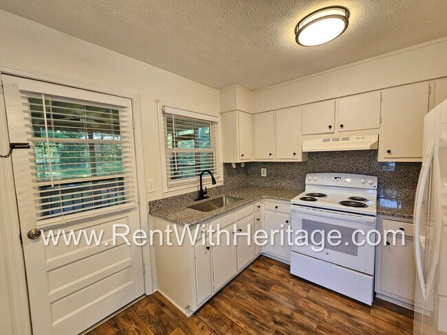 Building Photo - Amazing 4 Bedroom/ 2 Bath Home / Bonus Roo...