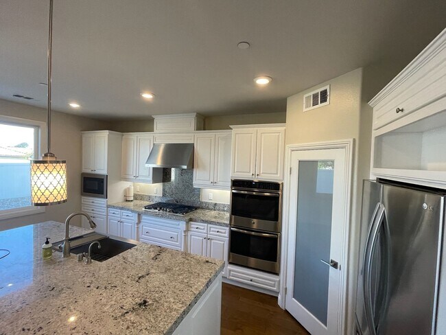Building Photo - Stunning 4 bedroom home in Vista-With Solar!
