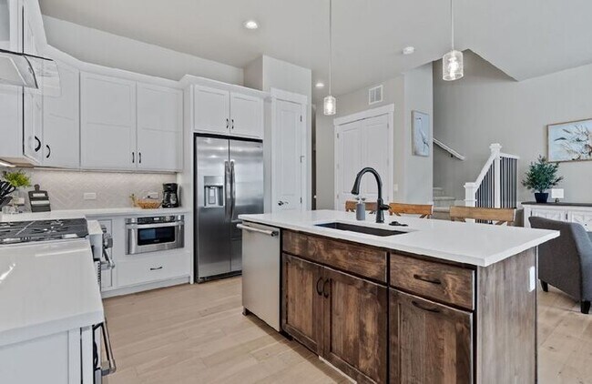 Building Photo - Gorgeous 3 bed/ 3.5 bath Condo At Heron La...
