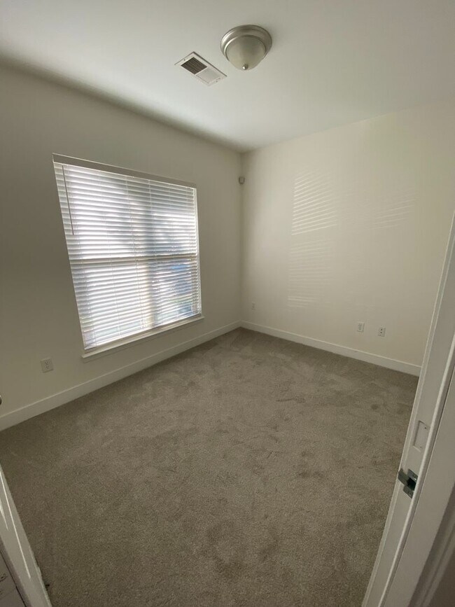 Building Photo - Room in 3 Bedroom Townhome at Seigle Point Dr