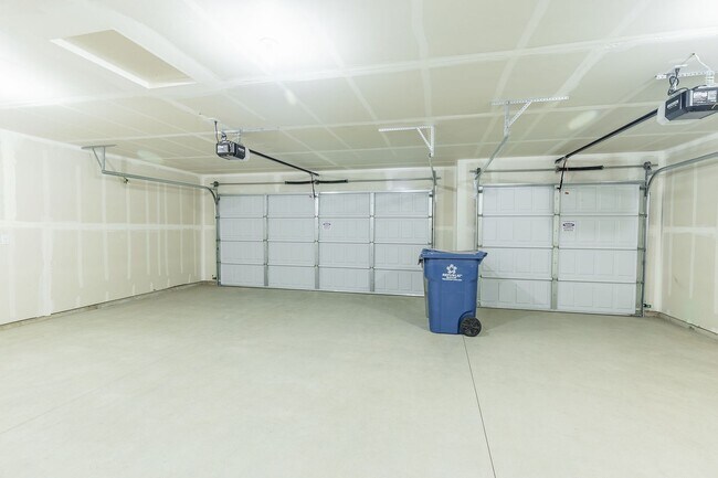 Building Photo - Perfect location for a 4 bed 2 bath with a...