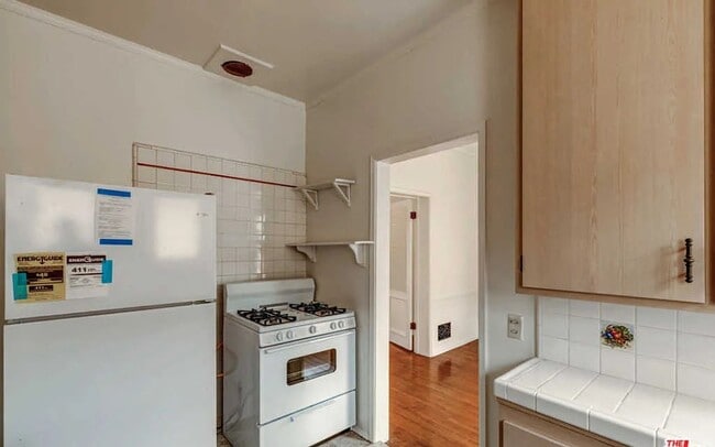 Building Photo - 201 S Doheny Dr