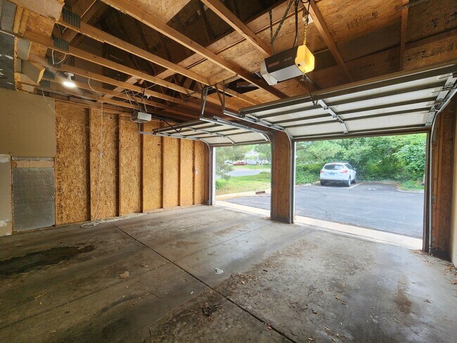 Building Photo - Stunning 3 Bedroom Townhome Tucked Away In...