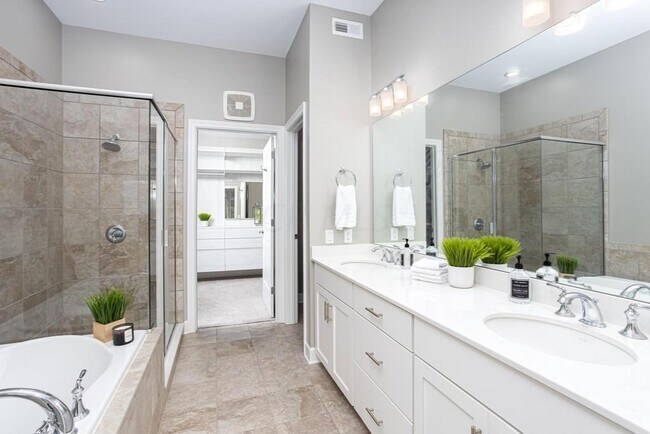 Master bath - 828 Bobcat Ave