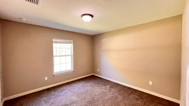 Building Photo - 3 BD/2BA Home in Beautiful Ocklawaha Ready for Move-In