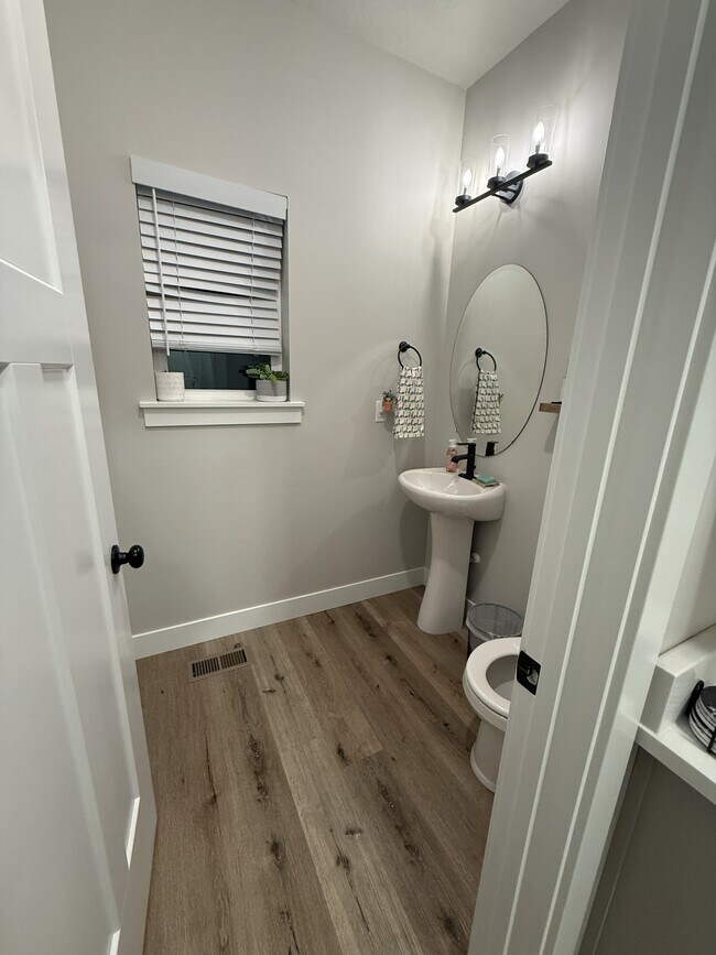 Building Photo - 46 S 2920 W