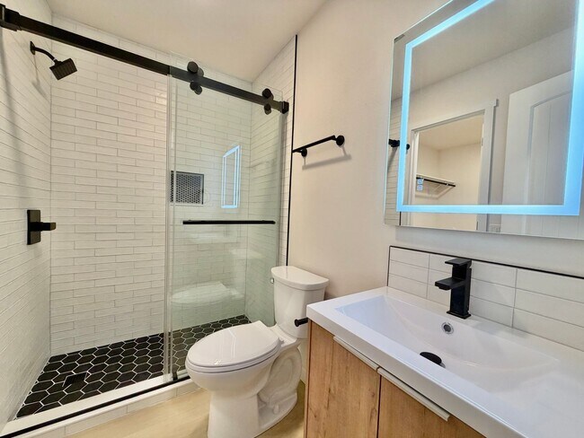 Building Photo - Locust312 (**CW-KS)