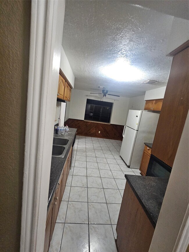 Building Photo - 4011 Alshire Dr