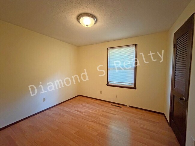 Building Photo - Charming 3 bedroom Home near Hwy 65 and Ch...