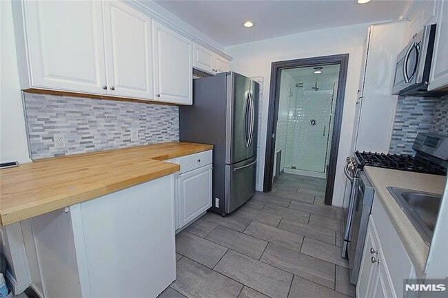 Building Photo - 454 Undercliff Ave