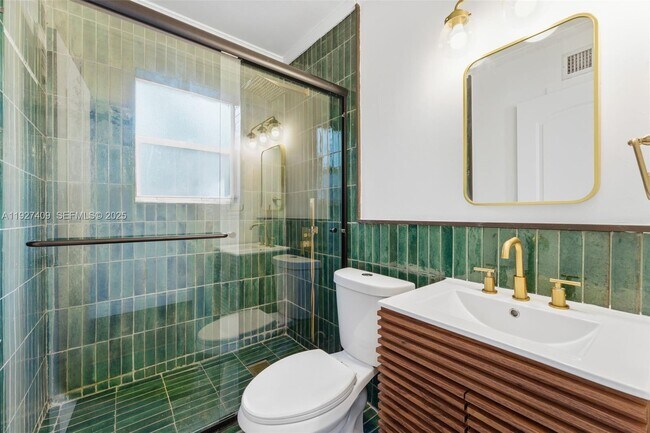 Building Photo - 559 NE 68th St