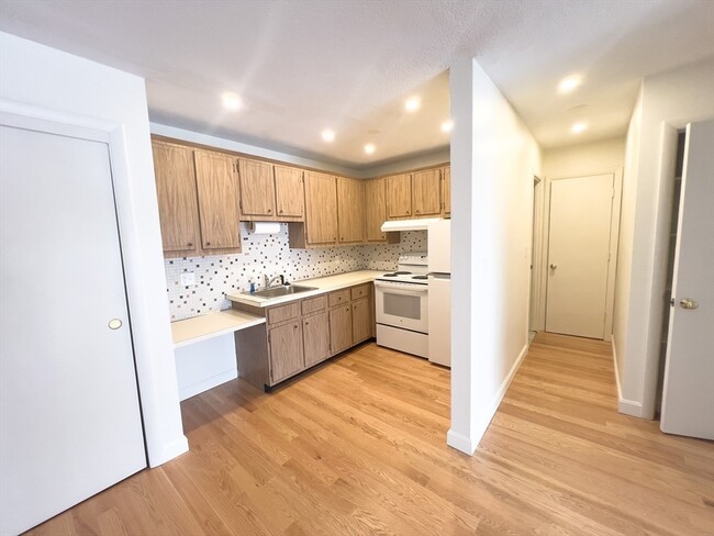 Building Photo - 25 Custer St