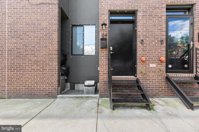 Building Photo - 164 Master St