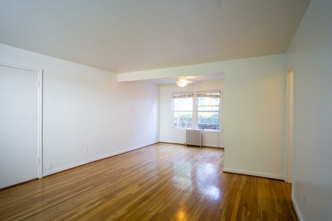 Building Photo - Fabulous Vintage 1-Bedroom Across the Street from Laurelhurst Park!