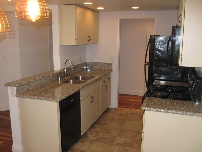 Building Photo - 8530 Holloway Dr