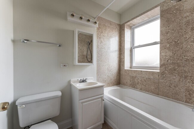 Building Photo - Sheridan Park / Uptown - 2 Bed / 2 Bath - Steps to Beach