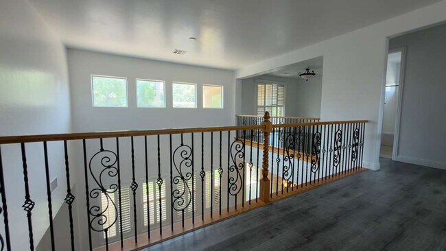Building Photo - A Perfect Blend of Luxury, Comfort & Style