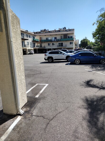 Building Photo - 5460 White Oak Ave