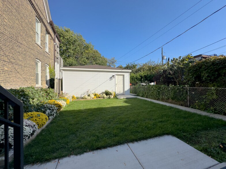 Building Photo - 3445 N Hoyne Ave