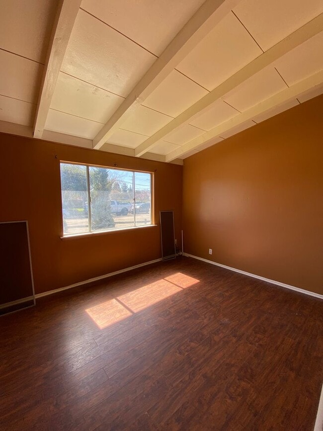 Building Photo - 3 Bed/1 Bath with Large fenced yard in central Paso Robles near Highschool!