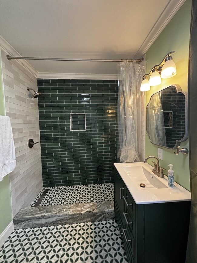 Building Photo - 807 W 10th St