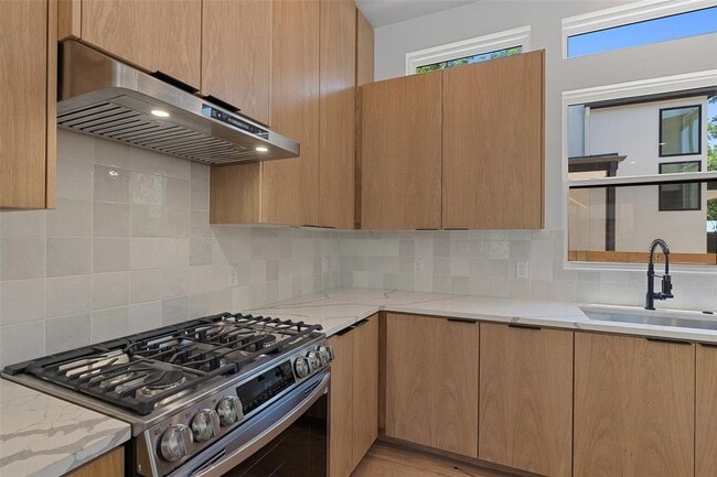 Building Photo - 909 Payne Ave