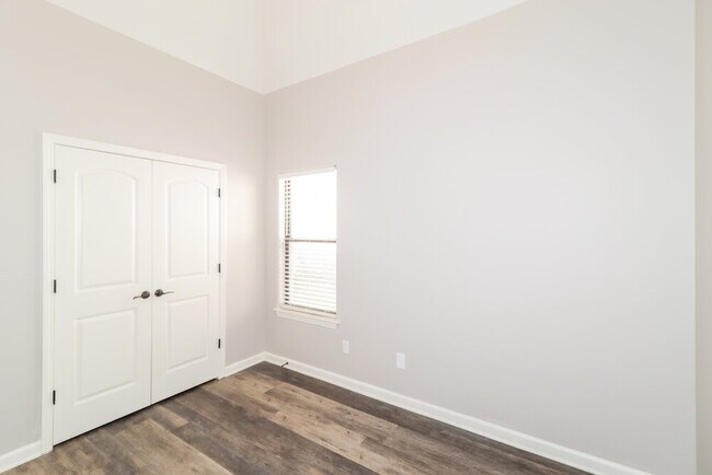 Building Photo - 300 Garden Springs Dr