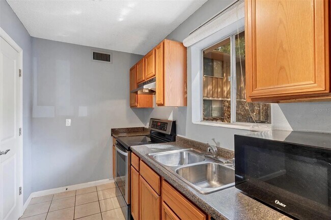 Building Photo - Hawthorne Reserve Condo