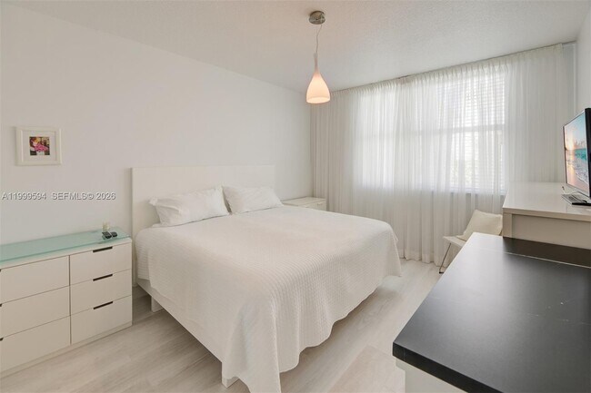 Building Photo - 2401 NE 65th St